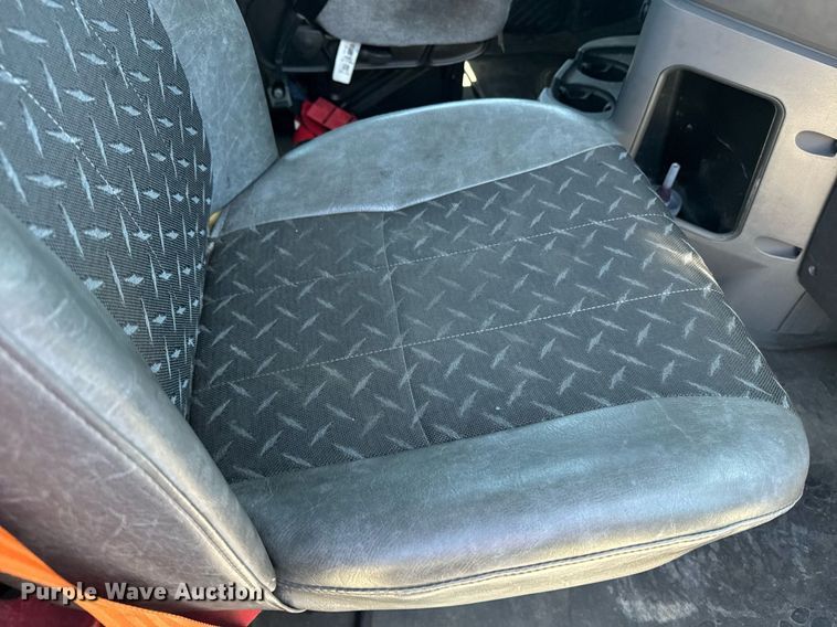 image for item DH8664 2017 Mack CXU613 semi truck