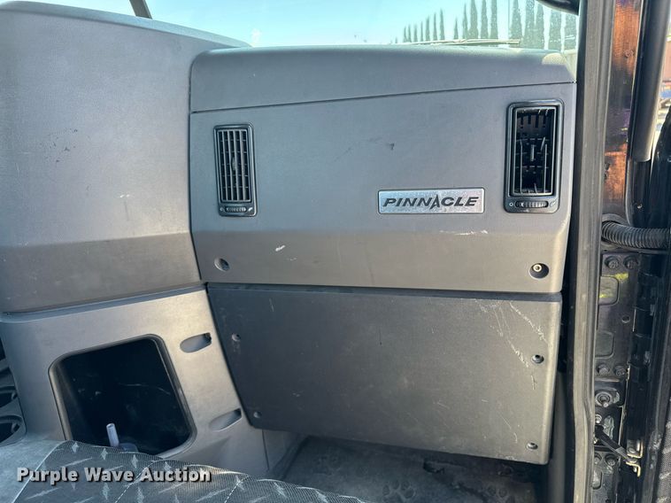 image for item DH8664 2017 Mack CXU613 semi truck