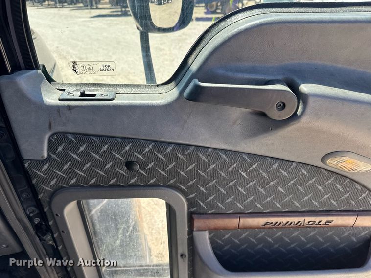 image for item DH8664 2017 Mack CXU613 semi truck