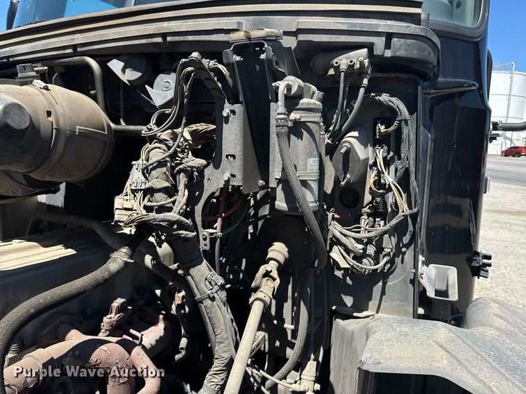 image for item DH8664 2017 Mack CXU613 semi truck