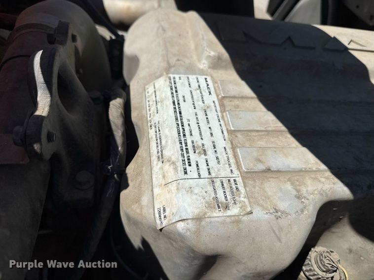 image for item DH8664 2017 Mack CXU613 semi truck