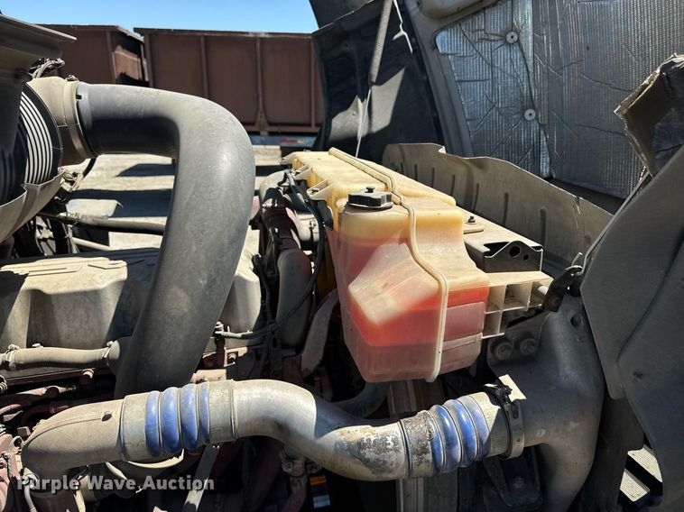 image for item DH8664 2017 Mack CXU613 semi truck