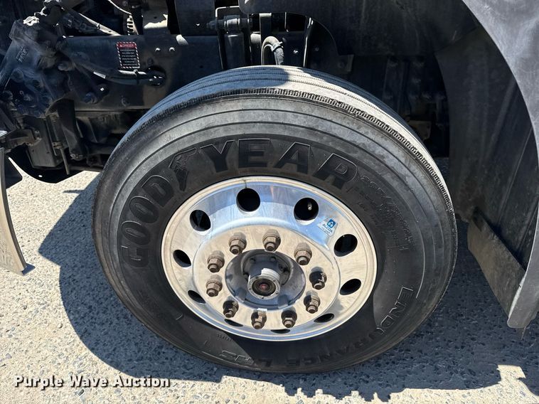 image for item DH8664 2017 Mack CXU613 semi truck