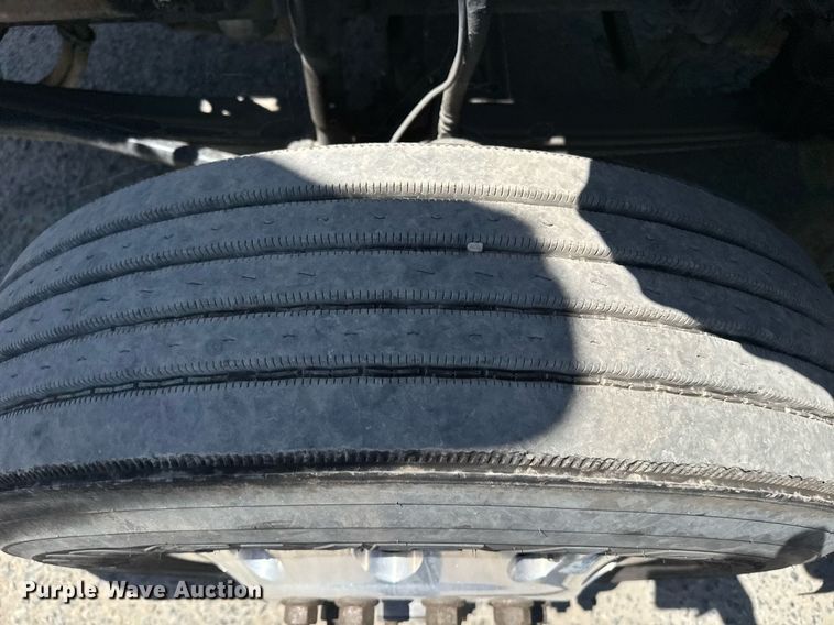 image for item DH8664 2017 Mack CXU613 semi truck