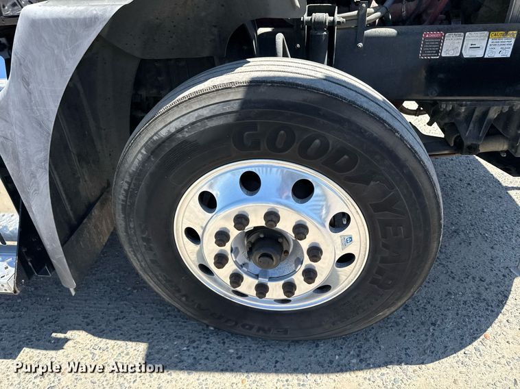 image for item DH8664 2017 Mack CXU613 semi truck