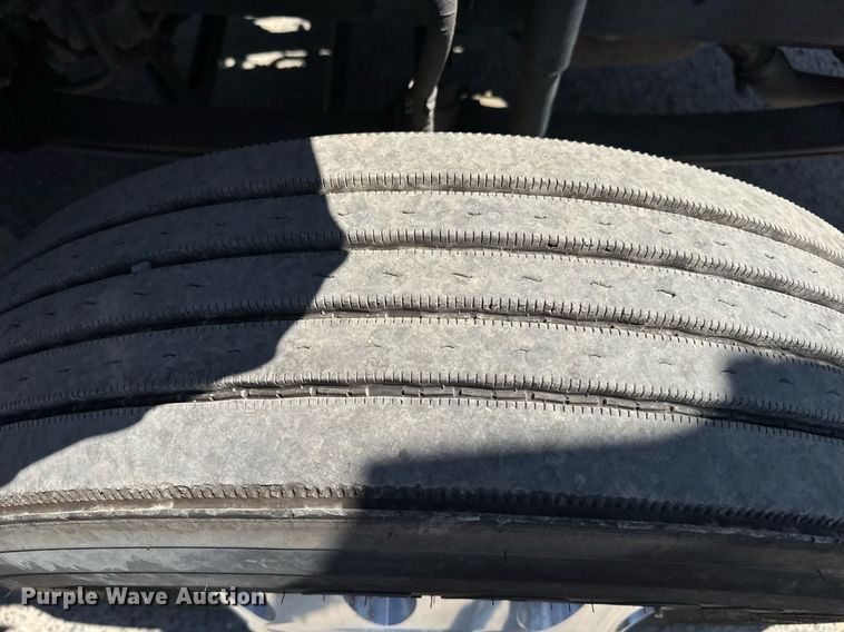 image for item DH8664 2017 Mack CXU613 semi truck