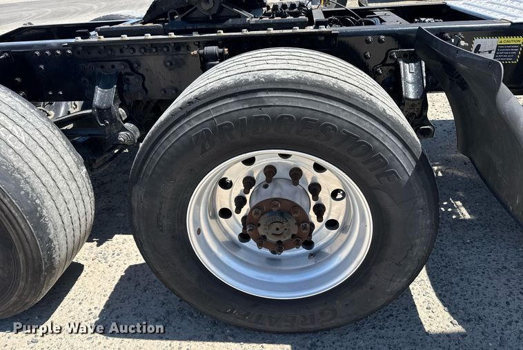 image for item DH8664 2017 Mack CXU613 semi truck