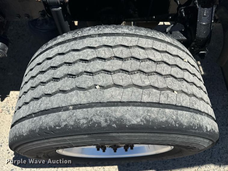 image for item DH8664 2017 Mack CXU613 semi truck