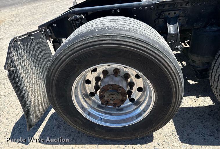 image for item DH8664 2017 Mack CXU613 semi truck