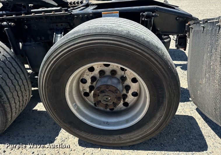 image for item DH8664 2017 Mack CXU613 semi truck