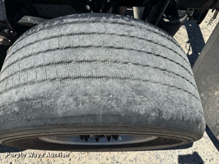 image for item DH8664 2017 Mack CXU613 semi truck