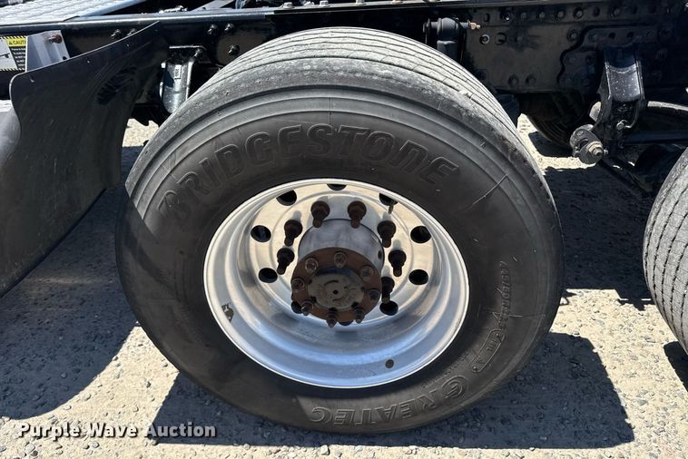 image for item DH8664 2017 Mack CXU613 semi truck