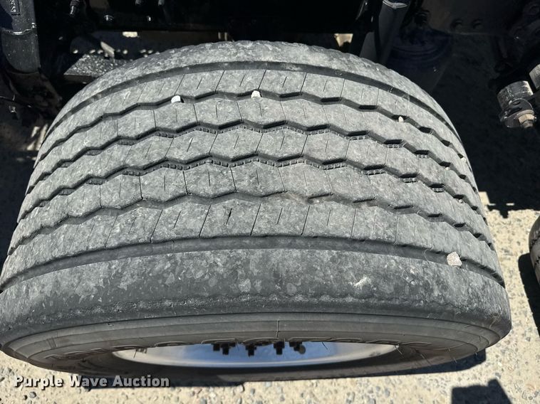 image for item DH8664 2017 Mack CXU613 semi truck