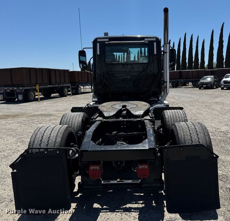 image for item DH8665 2018 Mack CXU613 semi truck