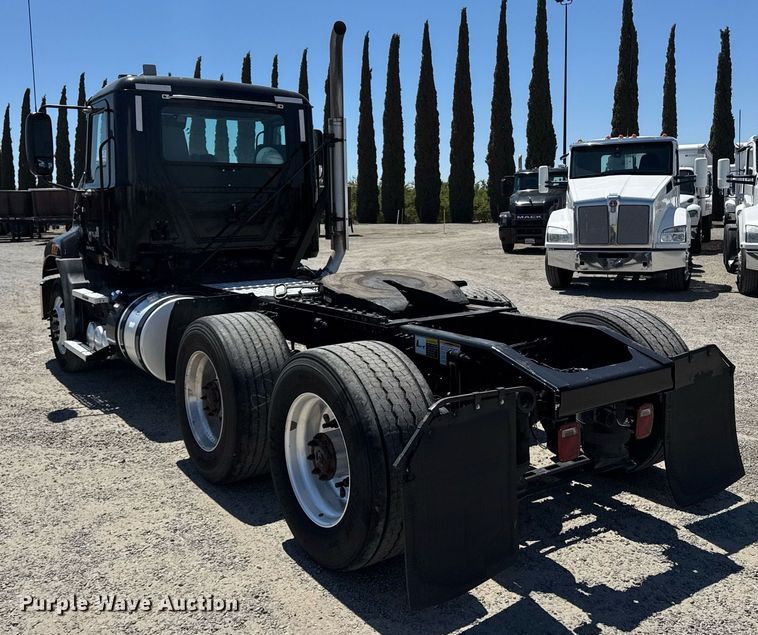 image for item DH8665 2018 Mack CXU613 semi truck