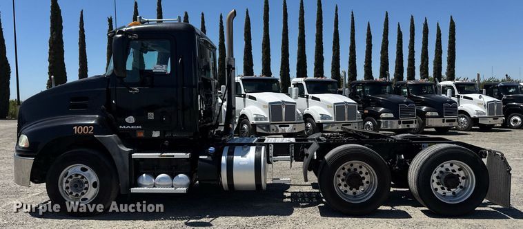 image for item DH8665 2018 Mack CXU613 semi truck