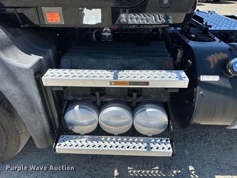 image for item DH8665 2018 Mack CXU613 semi truck