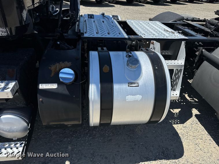 image for item DH8665 2018 Mack CXU613 semi truck