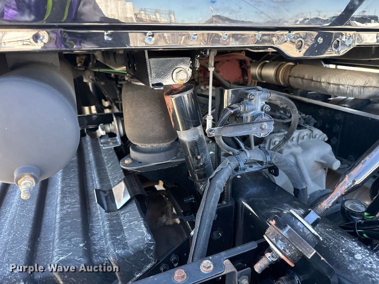 image for item DH8665 2018 Mack CXU613 semi truck