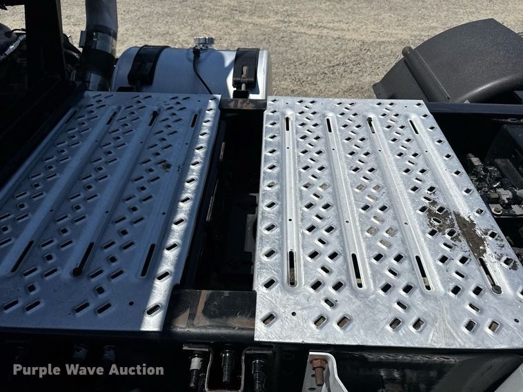 image for item DH8665 2018 Mack CXU613 semi truck