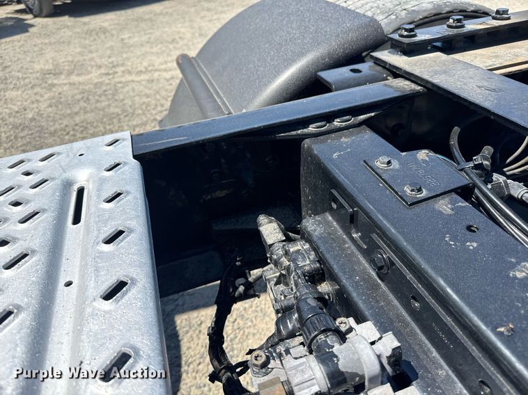 image for item DH8665 2018 Mack CXU613 semi truck