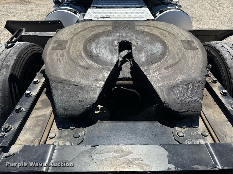 image for item DH8665 2018 Mack CXU613 semi truck