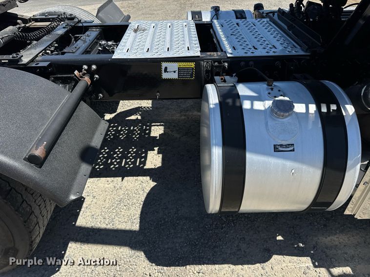 image for item DH8665 2018 Mack CXU613 semi truck