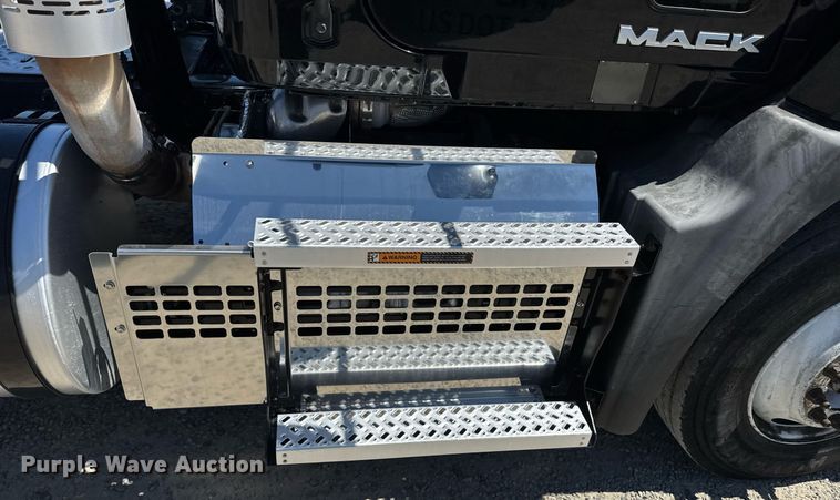 image for item DH8665 2018 Mack CXU613 semi truck