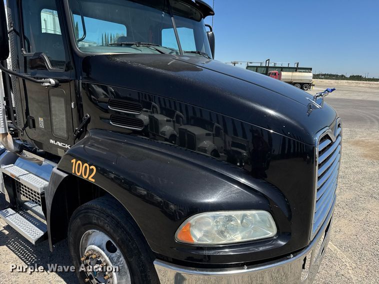 image for item DH8665 2018 Mack CXU613 semi truck