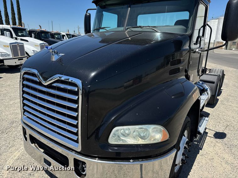 image for item DH8665 2018 Mack CXU613 semi truck