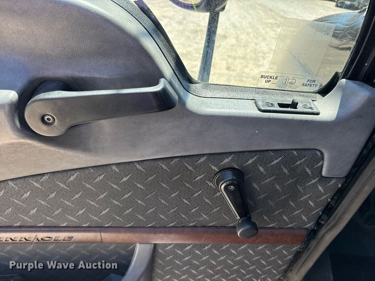 image for item DH8665 2018 Mack CXU613 semi truck