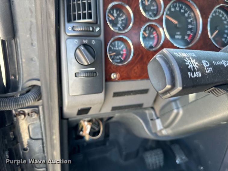 image for item DH8665 2018 Mack CXU613 semi truck