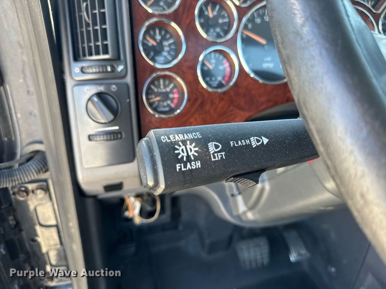 image for item DH8665 2018 Mack CXU613 semi truck