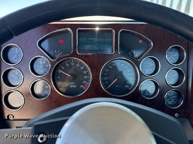 image for item DH8665 2018 Mack CXU613 semi truck