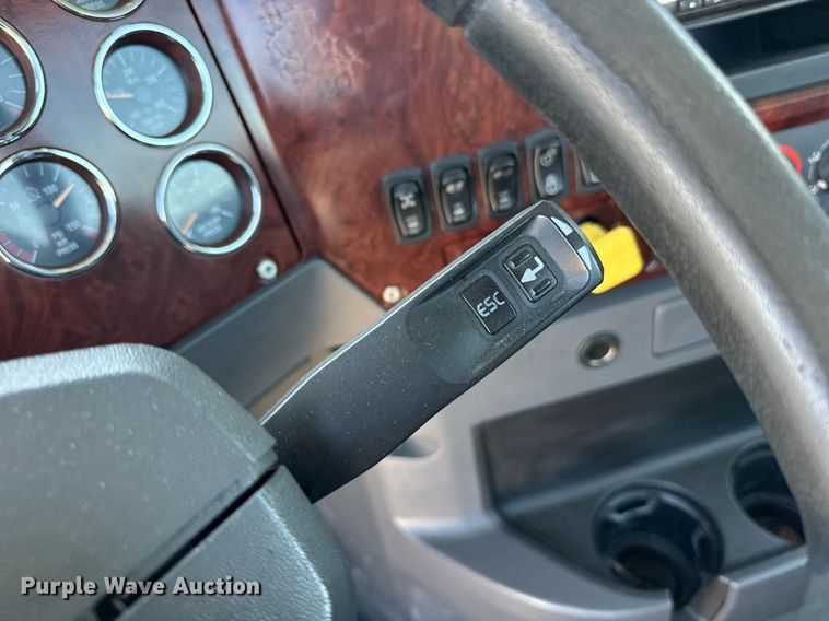 image for item DH8665 2018 Mack CXU613 semi truck