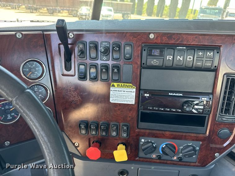 image for item DH8665 2018 Mack CXU613 semi truck