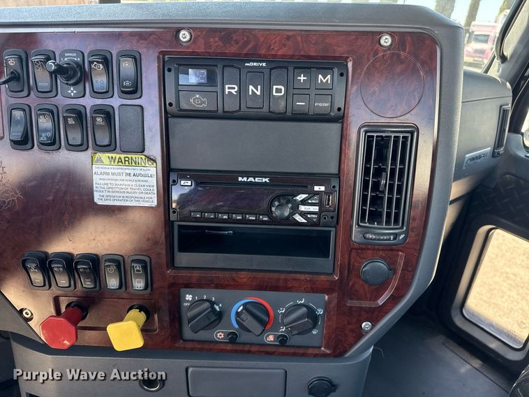 image for item DH8665 2018 Mack CXU613 semi truck