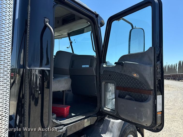 image for item DH8665 2018 Mack CXU613 semi truck