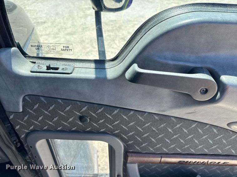 image for item DH8665 2018 Mack CXU613 semi truck