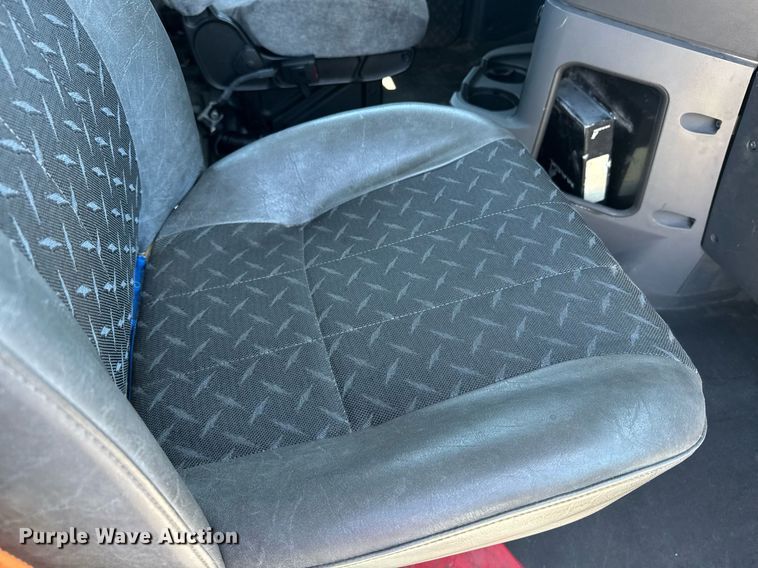 image for item DH8665 2018 Mack CXU613 semi truck