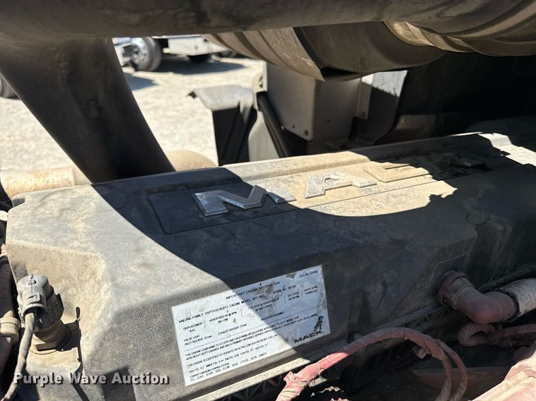 image for item DH8665 2018 Mack CXU613 semi truck