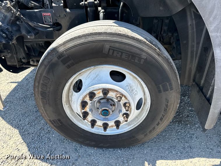 image for item DH8665 2018 Mack CXU613 semi truck