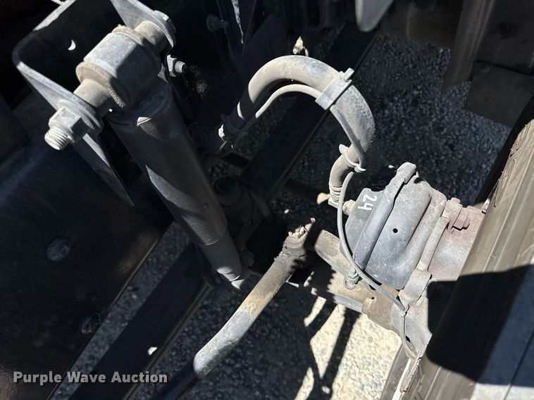 image for item DH8665 2018 Mack CXU613 semi truck