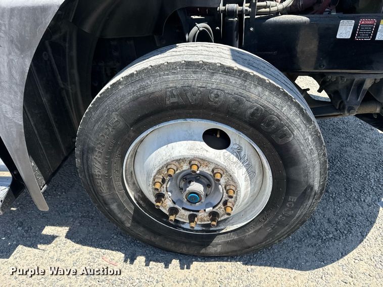 image for item DH8665 2018 Mack CXU613 semi truck