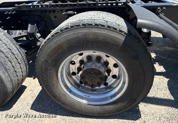 image for item DH8665 2018 Mack CXU613 semi truck