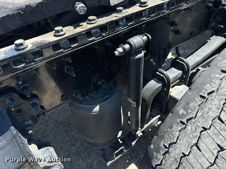 image for item DH8665 2018 Mack CXU613 semi truck