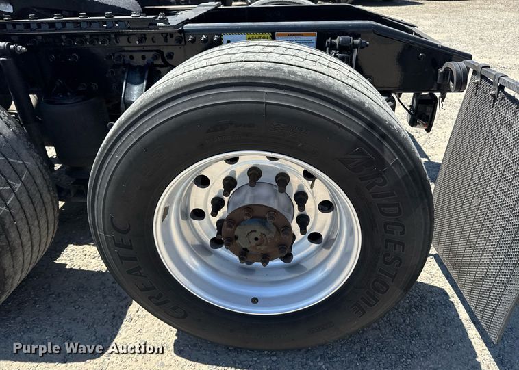 image for item DH8665 2018 Mack CXU613 semi truck