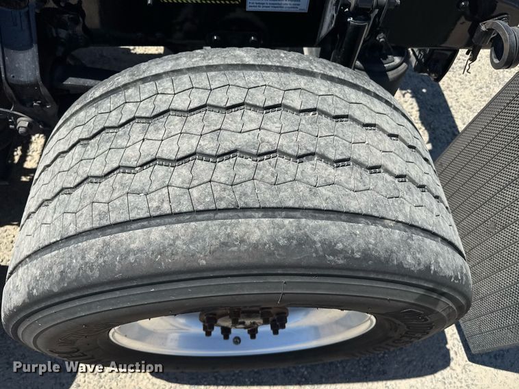 image for item DH8665 2018 Mack CXU613 semi truck