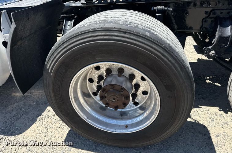 image for item DH8665 2018 Mack CXU613 semi truck