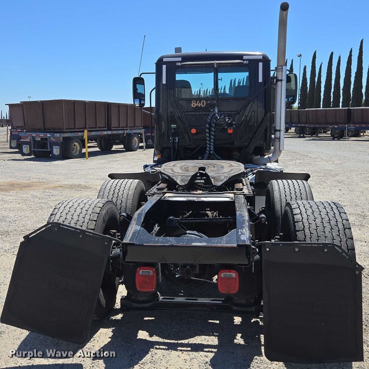 image for item DH8666 2017 Mack CXU613 semi truck